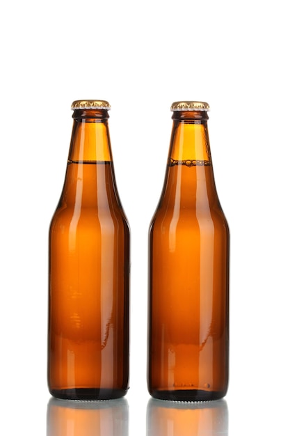 Dos botellas de cerveza aislado en blanco