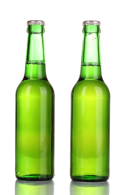 Dos botellas de cerveza aislado en blanco