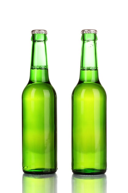 Dos botellas de cerveza aislado en blanco