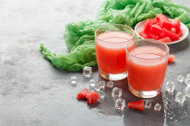 Dos botellas de jugo de sandia