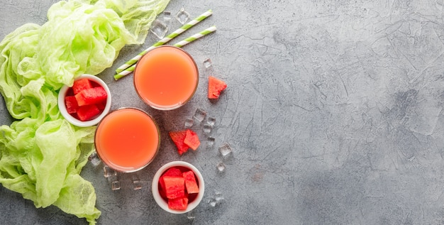 Dos botellas de jugo de sandia