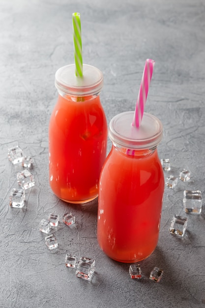 Dos botellas de jugo de sandia