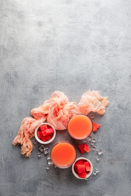 Dos botellas de jugo de sandia