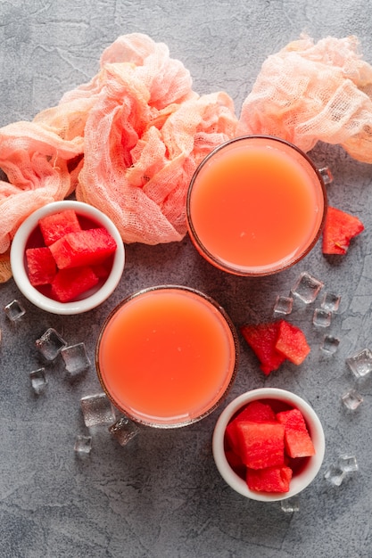 Dos botellas de jugo de sandia