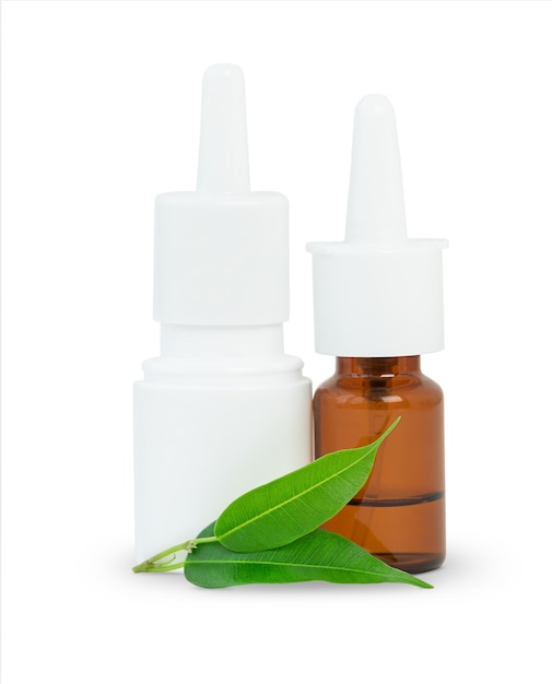 Dos botellas de spray de medicina con hojas verdes aisladas sobre superficie blanca