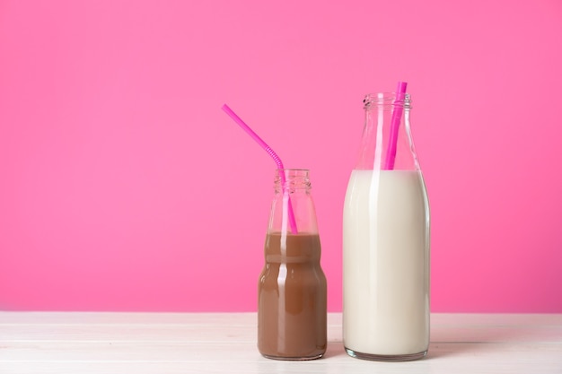 Dos botellas de vidrio de leche