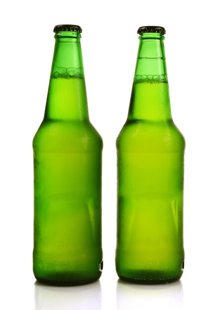 Dos botellas de vidrio verde con cerveza aislado en blanco