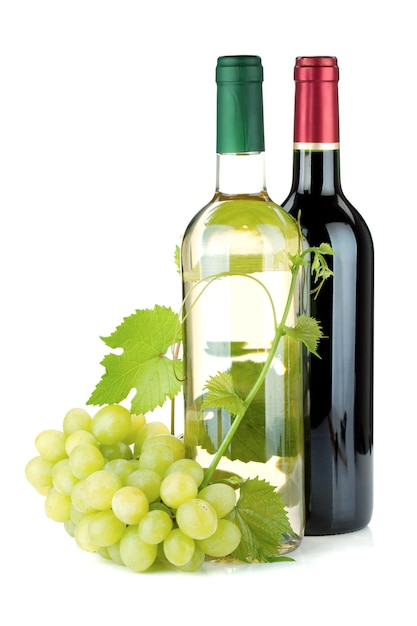 Dos botellas de vino y uvas