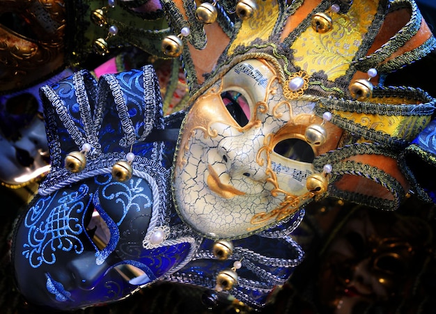 Dos brillantes máscaras venecianas de carnaval, azul y oro.