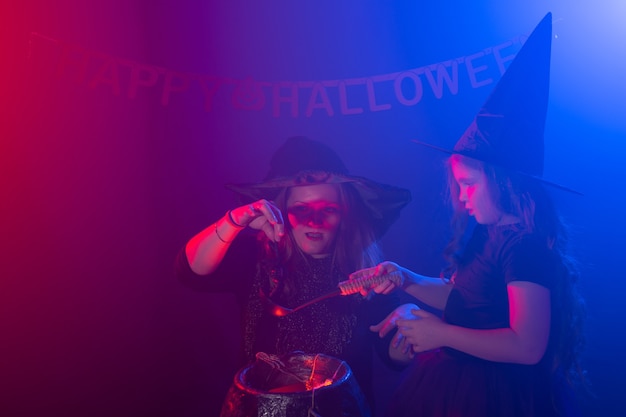 Dos brujas de halloween haciendo una poción y evocando en las fiestas mágicas y místicas de la noche de halloween