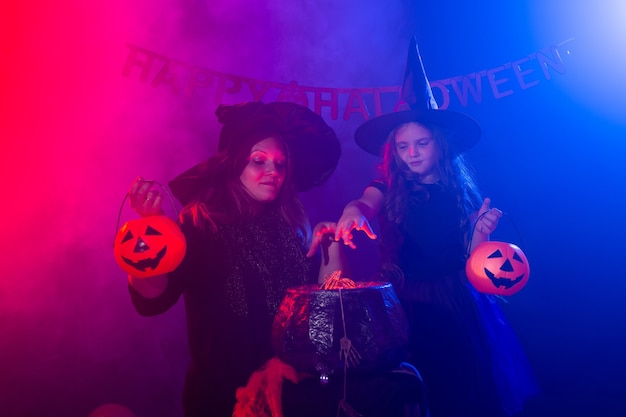 Dos brujas de halloween haciendo una poción y evocando en las fiestas mágicas y místicas de la noche de halloween