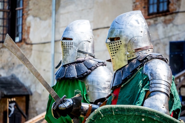 Foto dos caballeros armados antes de la pelea en el festival medieval