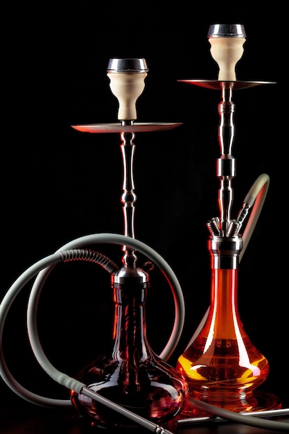 Dos cachimbas modernas en negro oscuro con espacio de copia