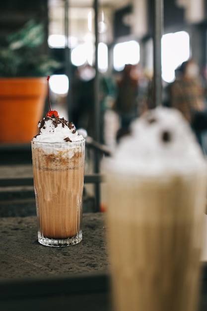 Dos cafés frappe colocados sobre la mesa en un café.