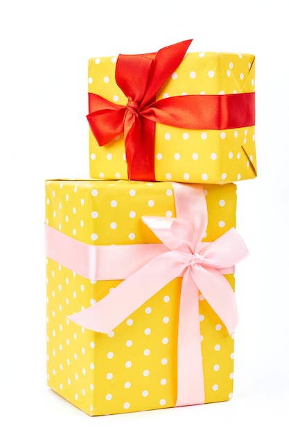 Dos cajas de regalo de puntos amarillos.