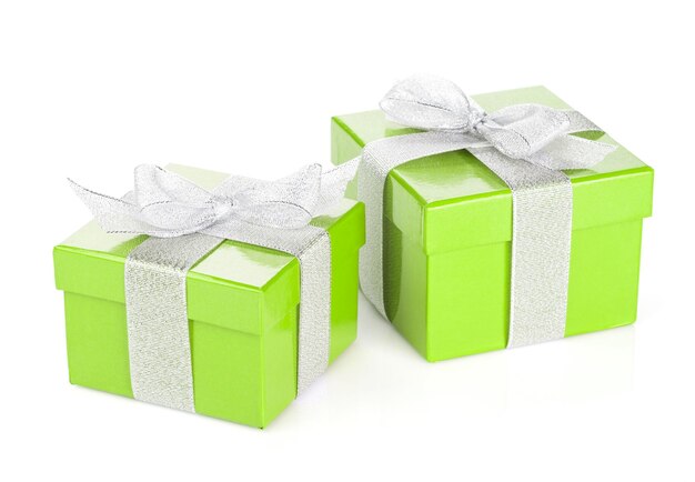 Dos cajas de regalo verdes con cinta plateada y lazo.