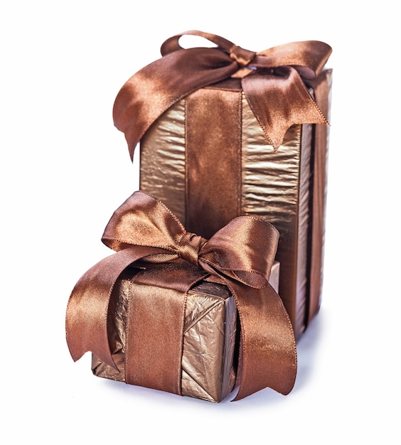 Dos cajas de regalo vintage marrón con cinta aislada