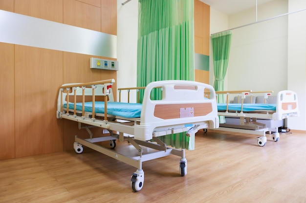 Dos camas en la habitación común del paciente Sala de recuperación con camas y médico cómodo Interior de una habitación de hospital vacía Habitación limpia y vacía con una cama en el nuevo centro médico