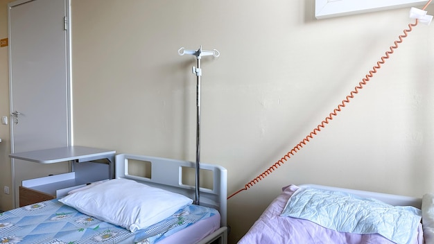 Dos camas en una habitación de hospital el concepto de medicina y atención médica