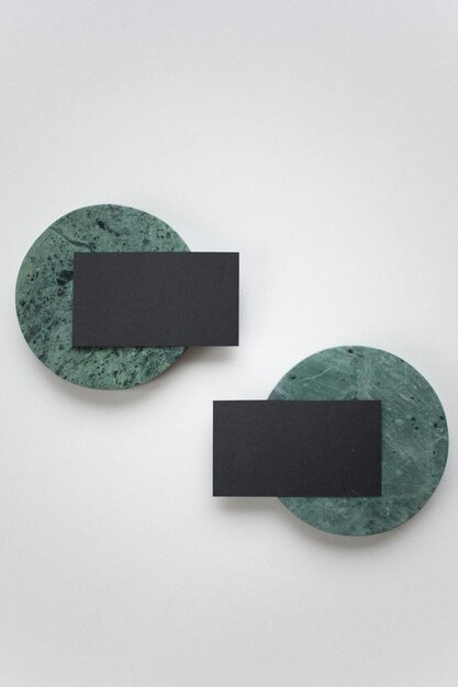 Foto dos canicas verdes y negras con una que dice rectángulo