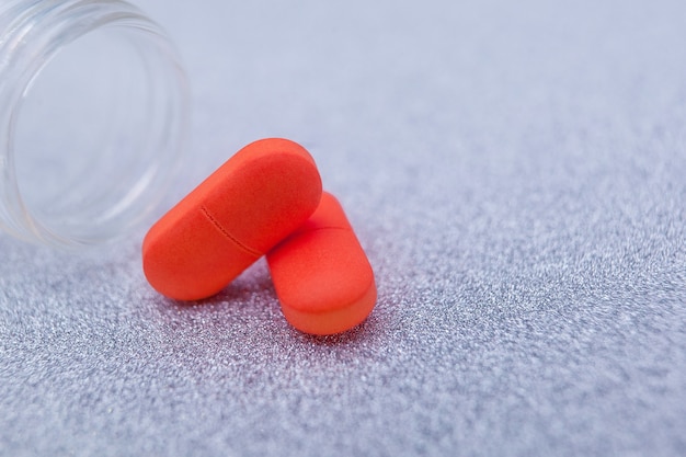 Dos cápsulas rojas de fondo aislado de píldoras médicas