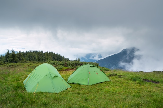 Dos carpas en las montañas