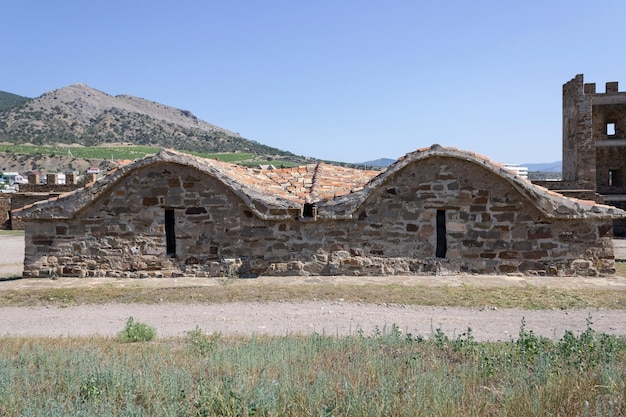 Dos casas antiguas hechas de piedra antigua