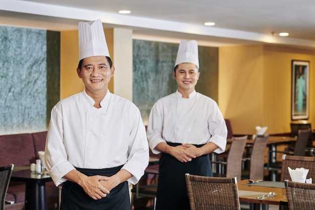 Dos chefs profesionales en el restaurante.