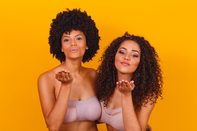 Foto dos chica afro con lencería