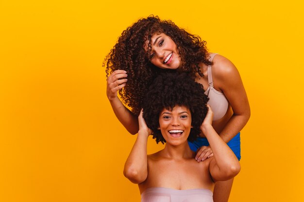 Dos chica afro con lencería