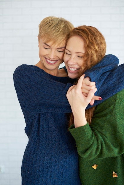 Dos chicas abrazándose