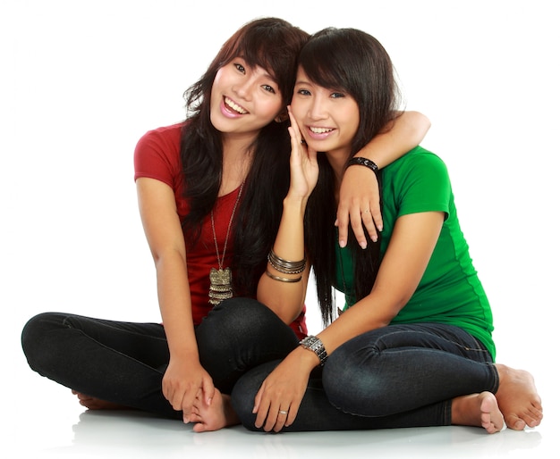 Dos chicas adolescentes abrazando y posando