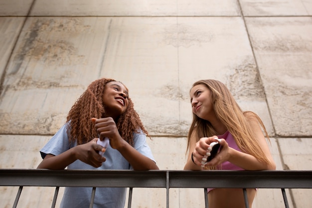 Foto dos chicas adolescentes, pasar tiempo juntos al aire libre