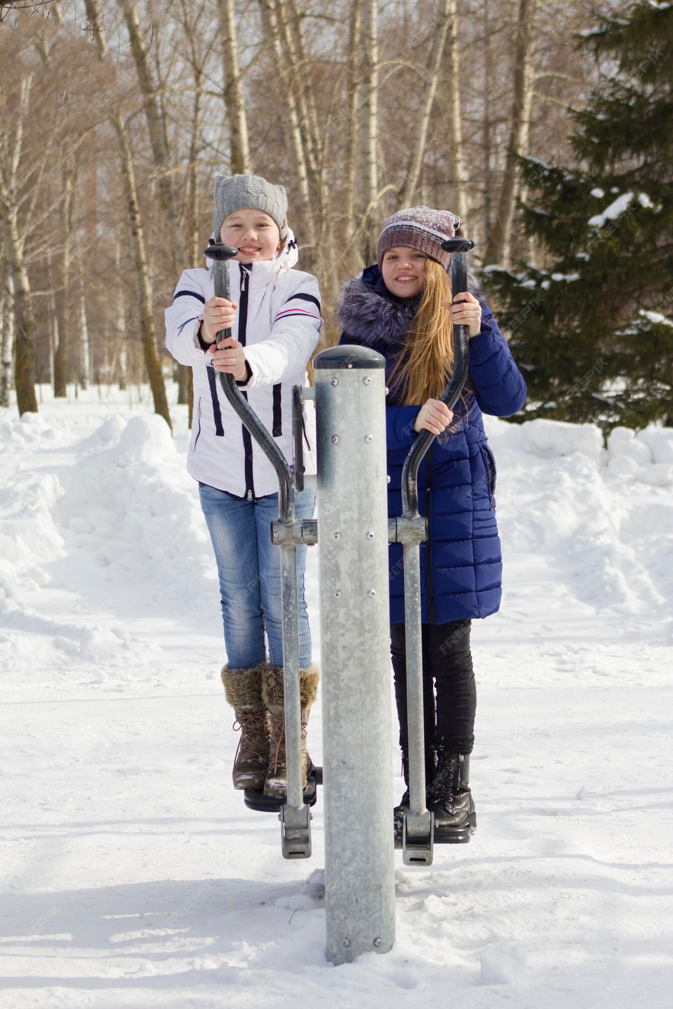 Dos chicas adolescentes en ropa de abrigo caminando y afuera en el invierno, juvenil | Foto Premium