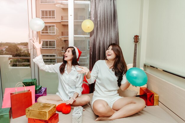 Dos chicas asiáticas están felices en Navidad.