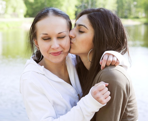 Dos chicas atractivas en el parque.