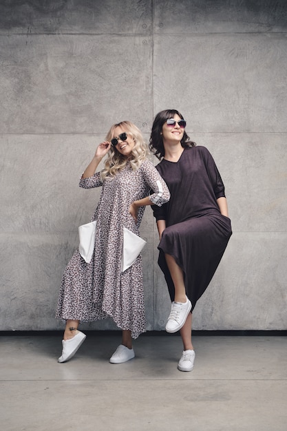 Dos chicas atractivas en vestido de moda de verano