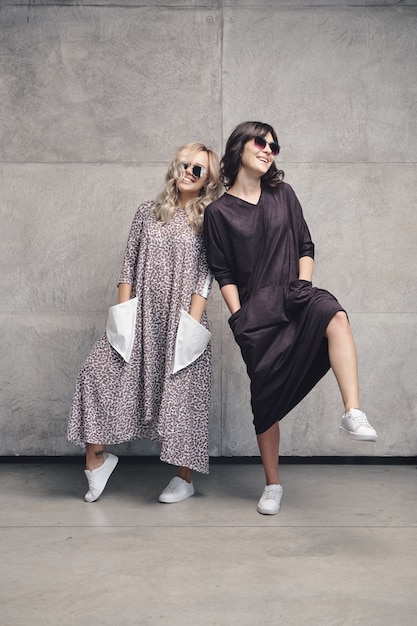 Dos chicas atractivas en vestido de moda de verano