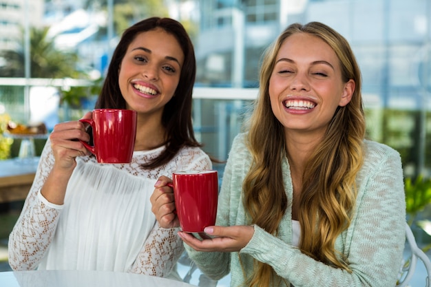 dos chicas beben te en casa