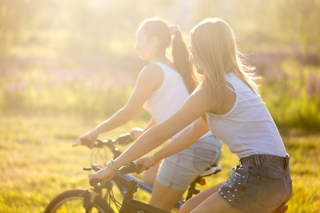 Dos chicas en bici al amanecer