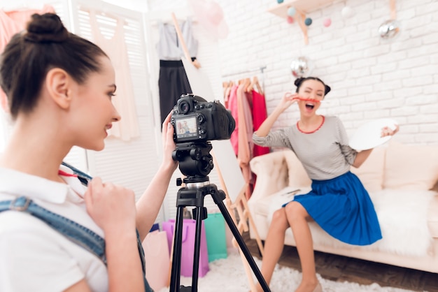 Foto dos chicas blogueras de moda sostienen el pincel.