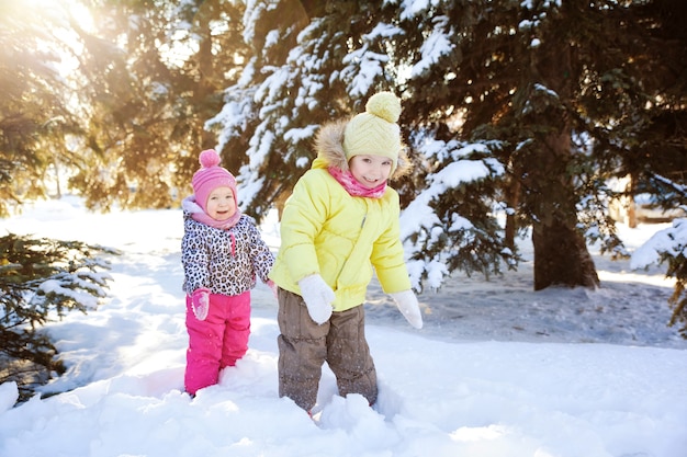 Dos chicas en bosque de invierno