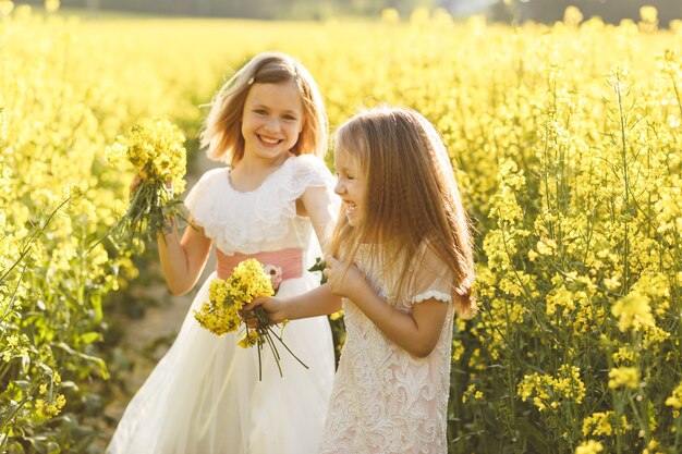 dos chicas en un campo de colza en verano