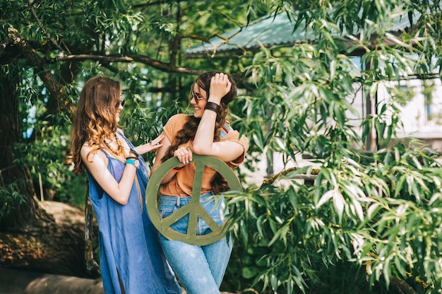 dos chicas cerca del árbol hippie