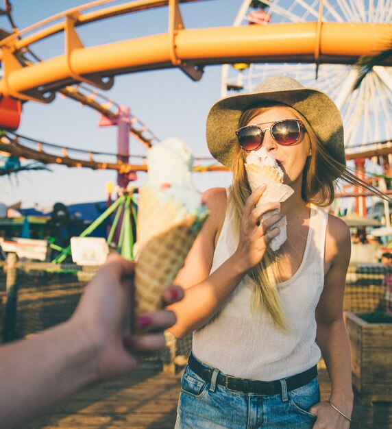 Dos chicas comiendo helado