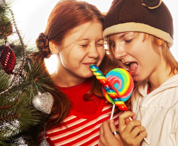 Dos chicas divertidas con piruleta