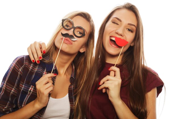 Dos chicas elegantes mejores amigas listas para la fiesta