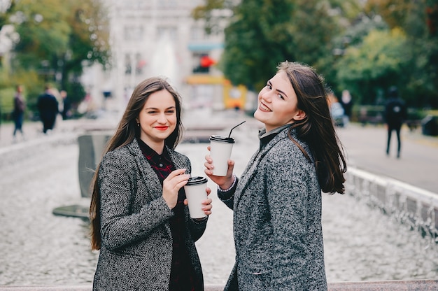 Dos chicas elegantes