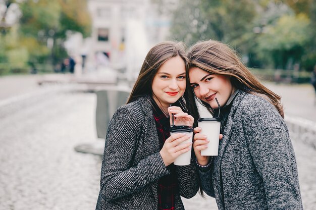 Dos chicas elegantes