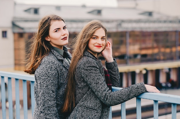 Dos chicas elegantes